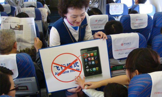 飛機上用手機“禁令”松動 民航局將放權(quán)給航空公司