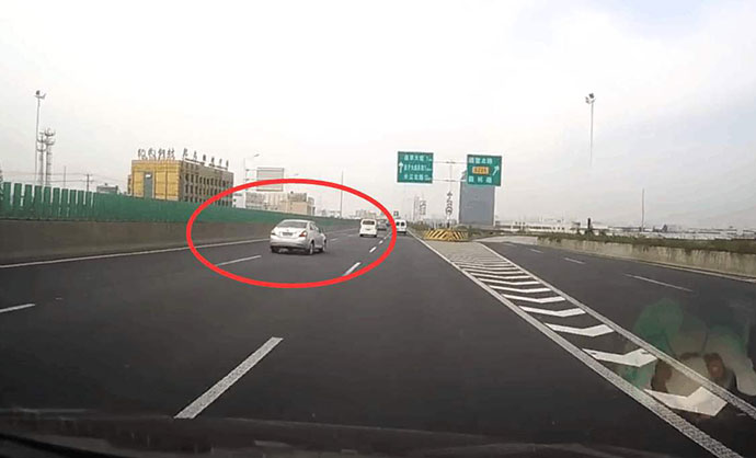 高速上倒車引起車禍誰負(fù)責(zé)?